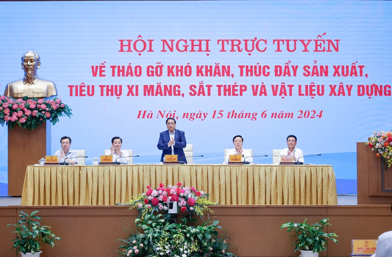 Thủ tướng Chính phủ chủ trì Hội nghị trực tuyến về tháo gỡ khó khăn, thúc đẩy sản xuất, tiêu thụ xi măng, sắt thép và vật liệu xây dựng. Ảnh VGP/Nhật Bắc