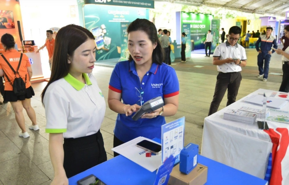Hướng dẫn lựa chọn thanh toán mã QR khi mua sắm. Ảnh HC