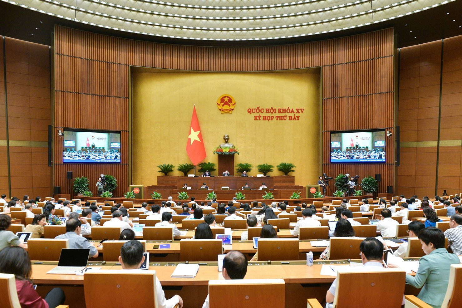 Toàn cảnh phiên họp sáng 17/6.