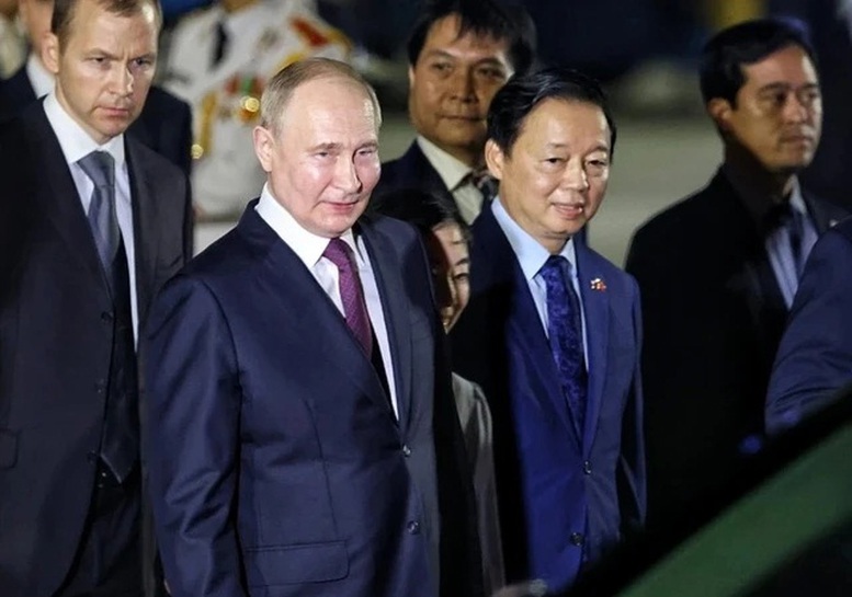 Tổng thống Liên bang Nga Vladimir Putin tại Sân bay quốc tế Nội Bài (Hà Nội).