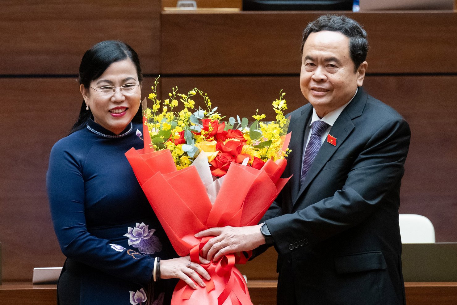Chủ tịch Quốc hội Trần Thanh Mẫn chúc mừng đồng chí Nguyễn Thanh Hải được Quốc hội bầu làm Ủy viên Ủy ban Thường vụ Quốc hội.