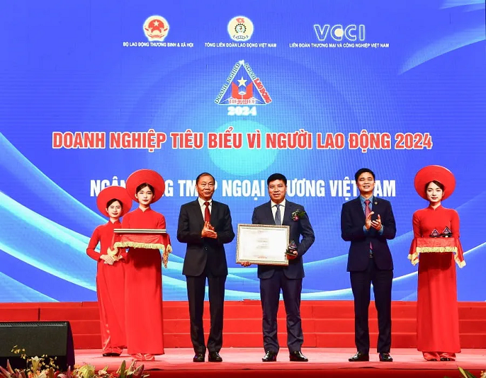Đại diện Vietcombank, ông Hồng Quang - Thành viên HĐQT, Giám đốc Khối Nhân sự nhận vinh danh "Doanh nghiệp tiêu biểu vì người lao động"