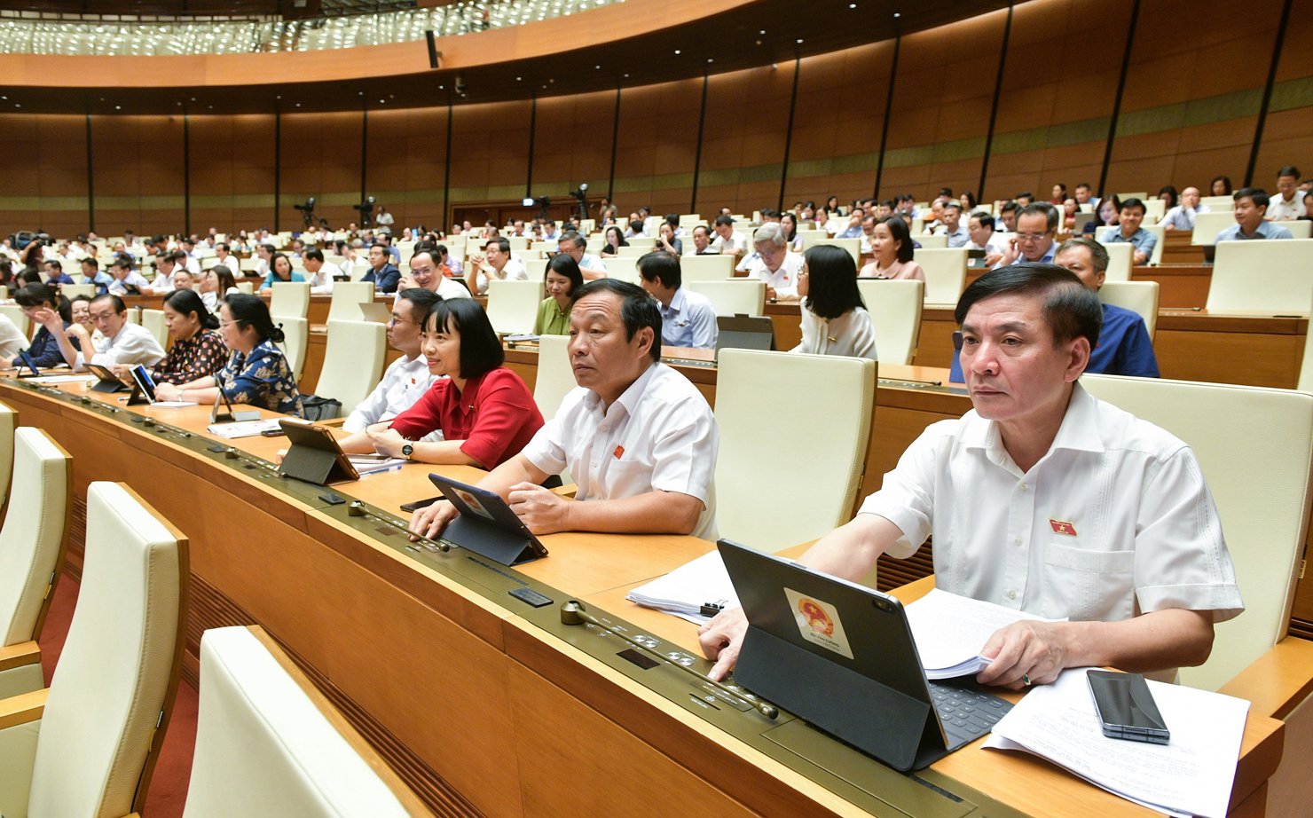 Các đại biểu bấm nút biểu quyết thông qua Luật Trật tự, an toàn giao thông đường bộ.