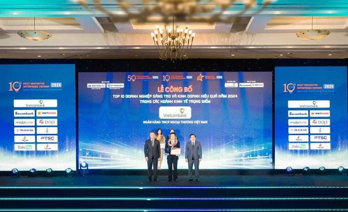 Đại diện Vietcombank nhận giải thưởng ngân hàng sáng tạo và kinh doanh hiệu quả nhất Việt Nam năm 2024 do Ban tổ chức trao tặng