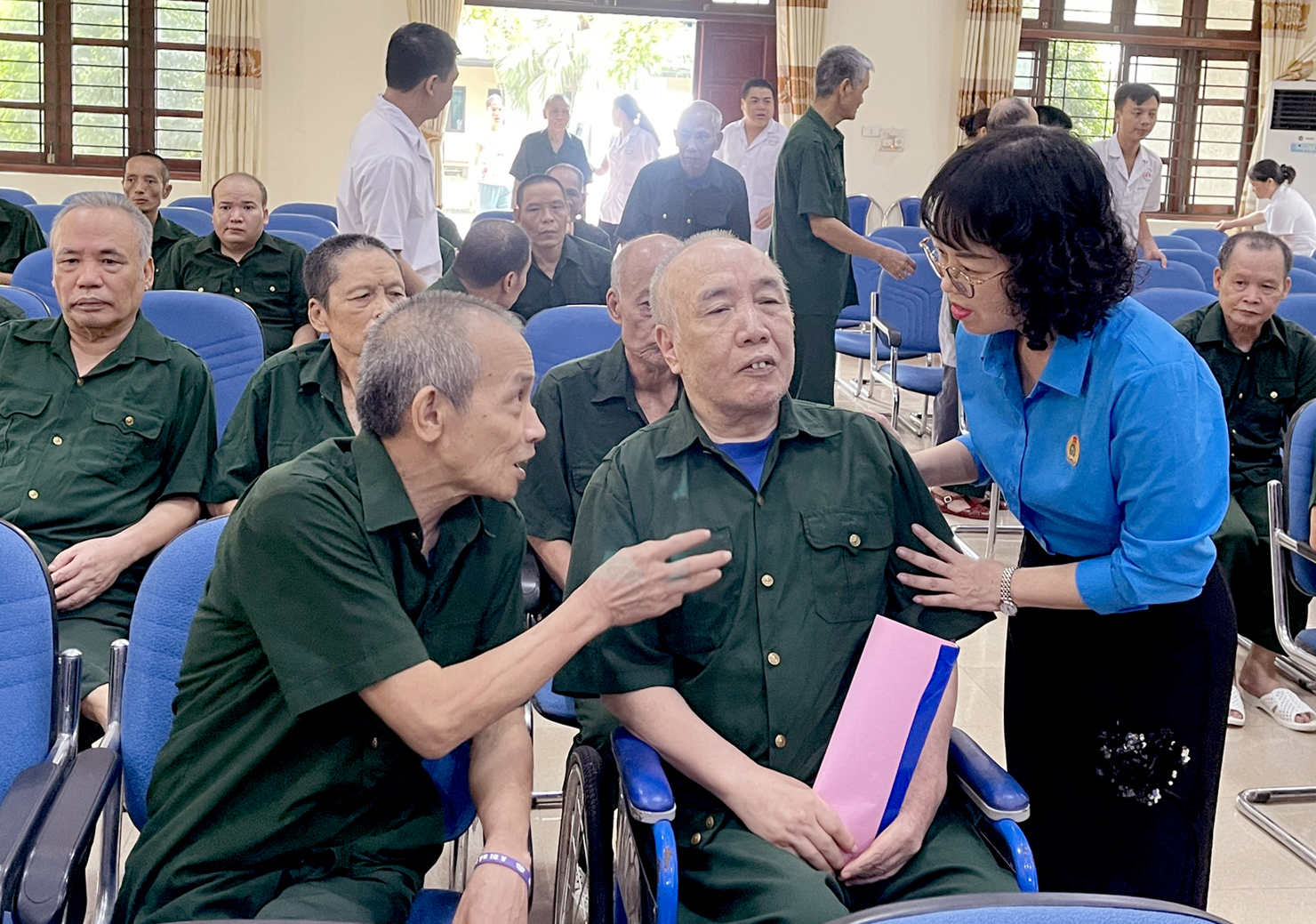 Phó Chủ tịch Công đoàn Bộ Tài chính Lê Thị Hạnh thăm hỏi, động viên các thương, bệnh binh.