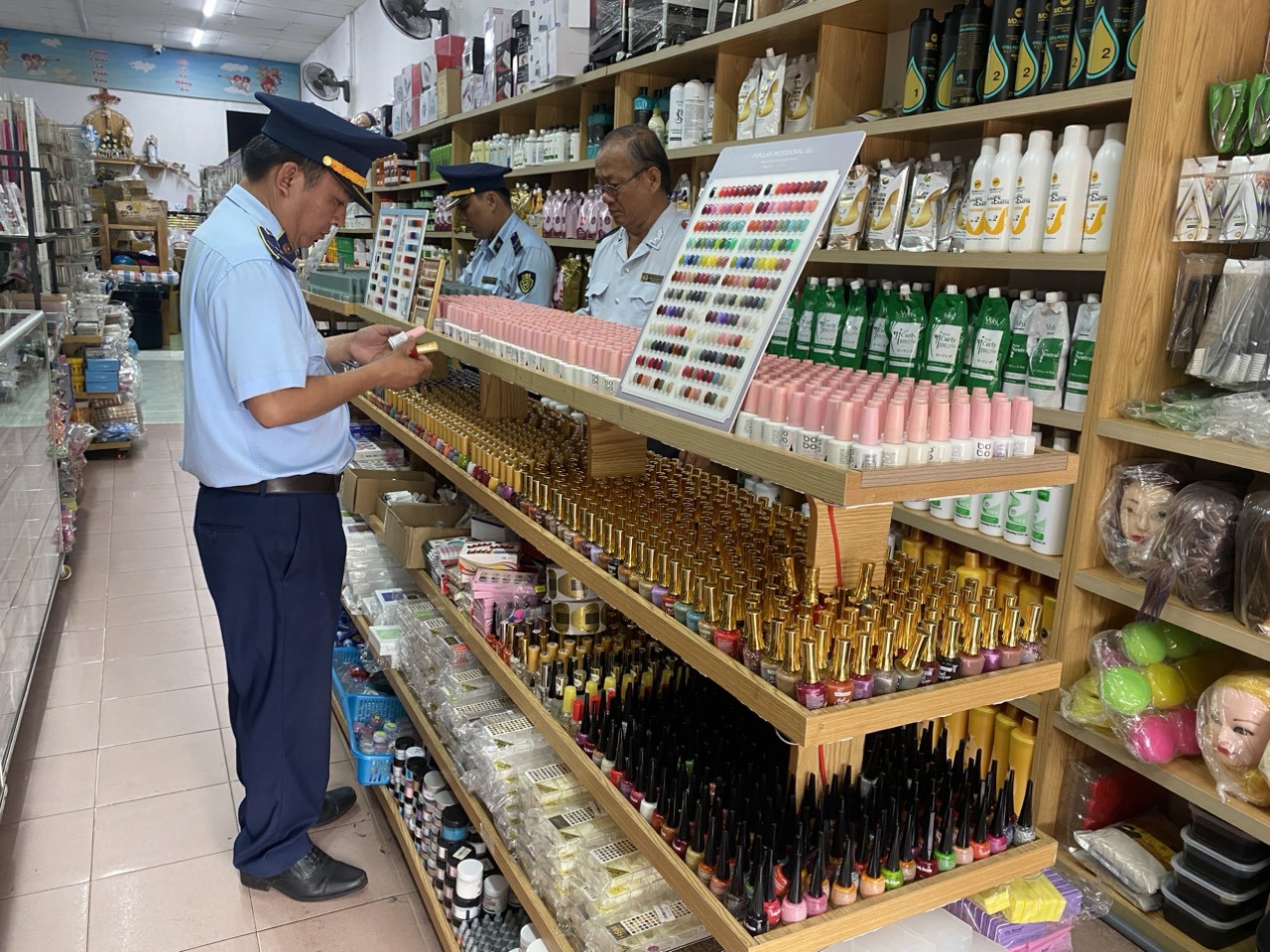 Cục QLTT tỉnh Tiền Giang kiểm tra việc niêm yết gíá