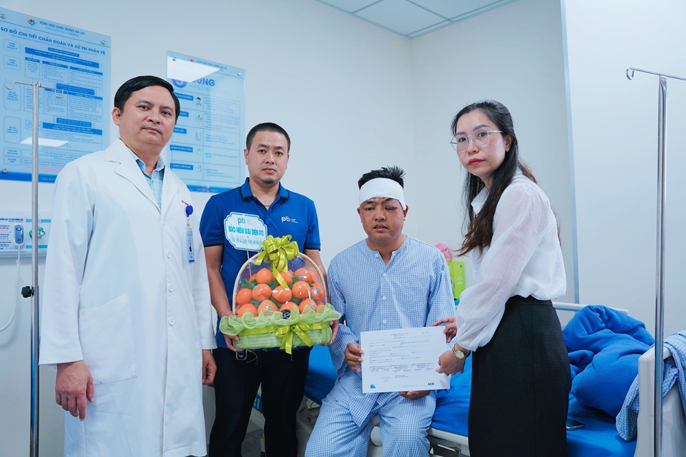 Ban Lãnh đạo PTI Gia Lai và Ban Lãnh đạo Bệnh viện Hùng Vương thăm hỏi và tặng quà cho nạn nhân trong vụ tai nạn tại Quốc lộ 14.