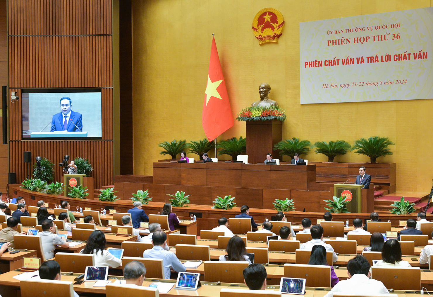 Quang cảnh phiên chất vấn và trả lời chất vấn của Ủy ban Thường vụ Quốc hội.