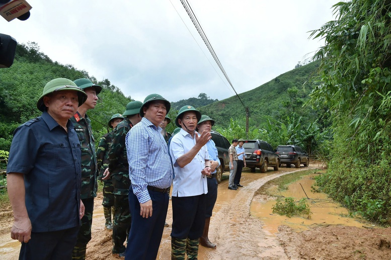 Phó Thủ tướng, Bộ trưởng Hồ Đức Phớc thị sát, kiểm tra công tác khắc phục hậu quả bão số 3 tại Hòa Bình. Ảnh: Trần Mạnh