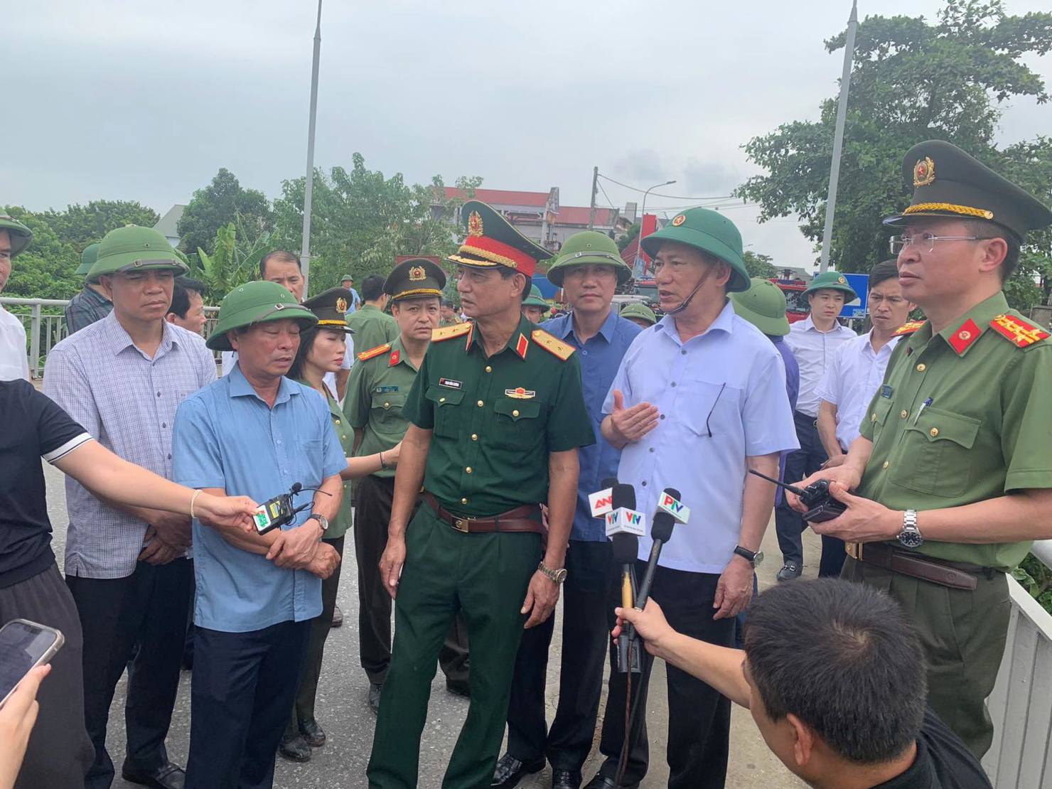 Phó Thủ tướng, Bộ trưởng Hồ Đức Phớc trực tiếp đến hiện trường chỉ đạo công tác cứu hộ, cứu nạn. Ảnh: Trần Mạnh