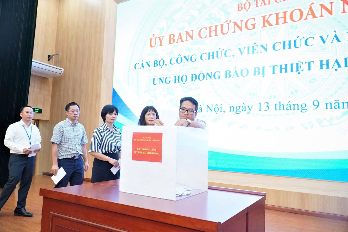 Các cán bộ UBCKNN tham gia ủng hộ đồng bào lũ lụt do ảnh hưởng con bão số 3.