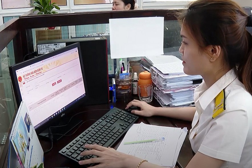 Công chức thuế Cục Thuế Ninh Bình rà soát doanh nghiệp nợ thuế trên Hệ thống hóa đơn điện tử.