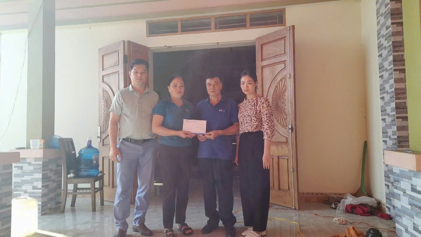 Đại diện Bảo hiểm PTI tạm ứng bồi thường bảo hiểm cho khách hàng