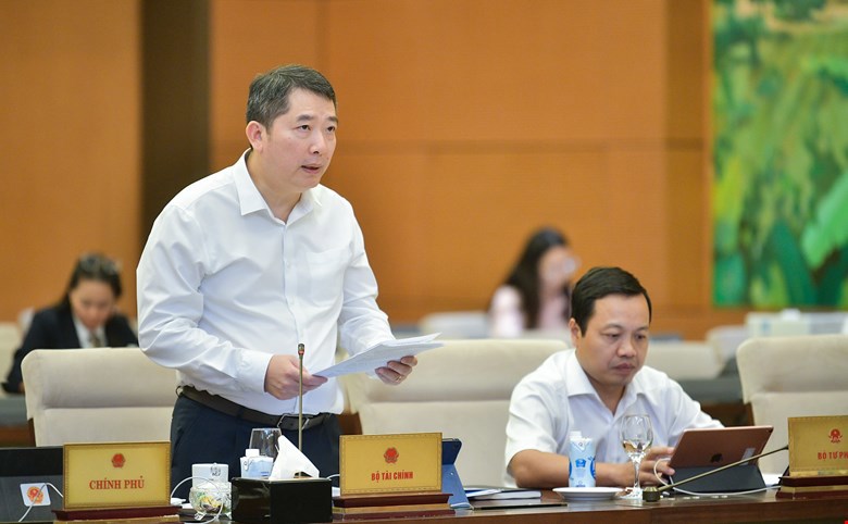Thứ trưởng Bộ Tài chính Cao Anh Tuấn trình bày tờ trình tóm tắt dự án Luật Thuế thu nhập doanh nghiệp (sửa đổi).