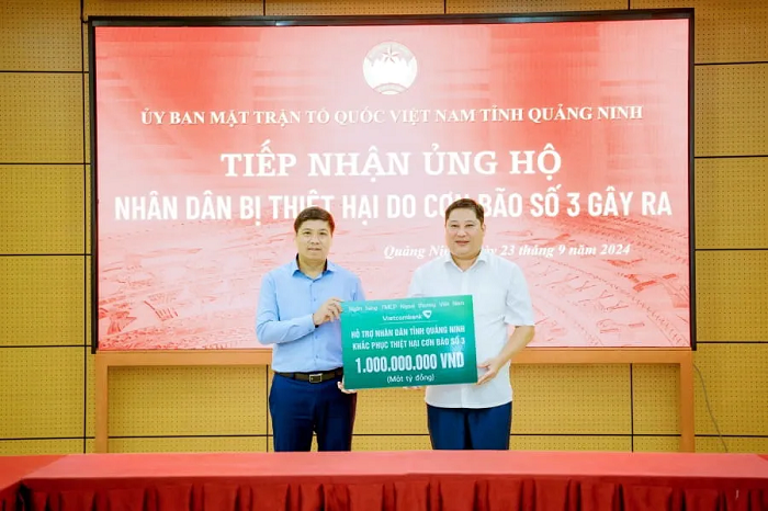 Ông Hồng Quang - Thành viên HĐQT, Chủ tịch Công đoàn Vietcombank (bên trái) đại diện Vietcombank trao ủng hộ 1 tỷ đồng thông qua MTTQ tỉnh Quảng Ninh