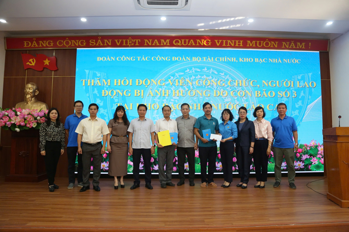 Đoàn công tác Công đoàn Bộ Tài chính trao quà hỗ trợ, động viên tinh cần các cán bộ, công chức bị ảnh hưởng bởi cơn bão số 3, tại Kho bạc Nhà nước Lào Cai.