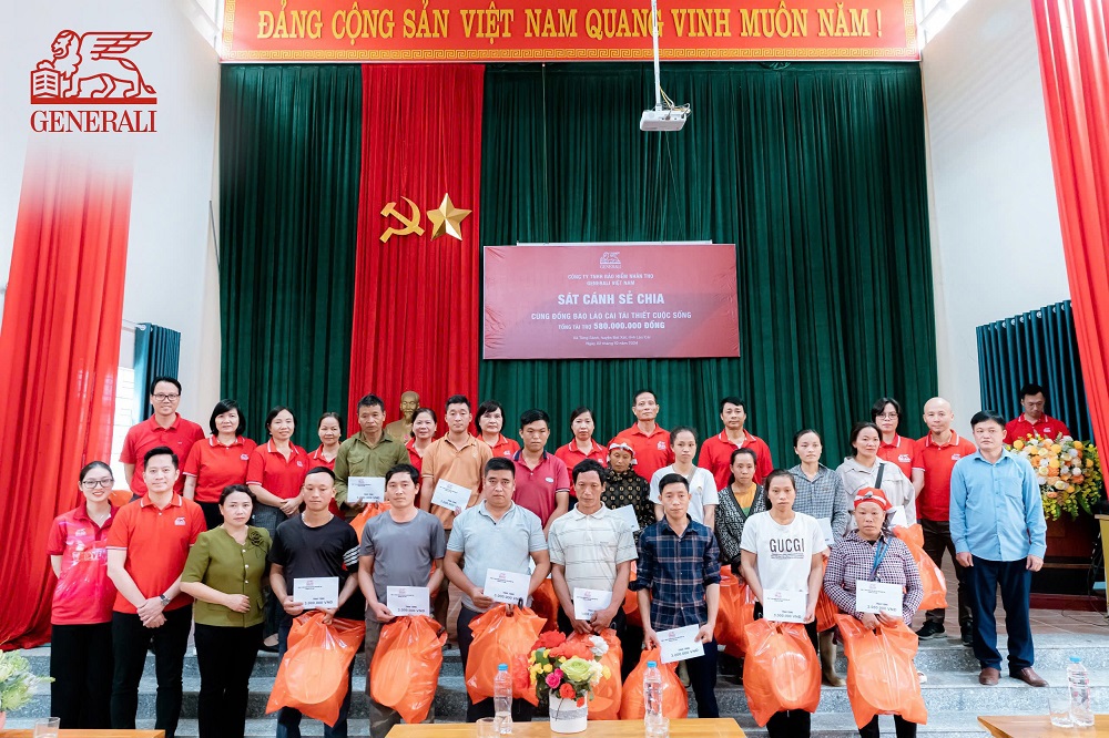 Generali Việt Nam trao tặng các phần quà hỗ trợ người dân Lào Cai bị ảnh hưởng bởi bão Yagi.