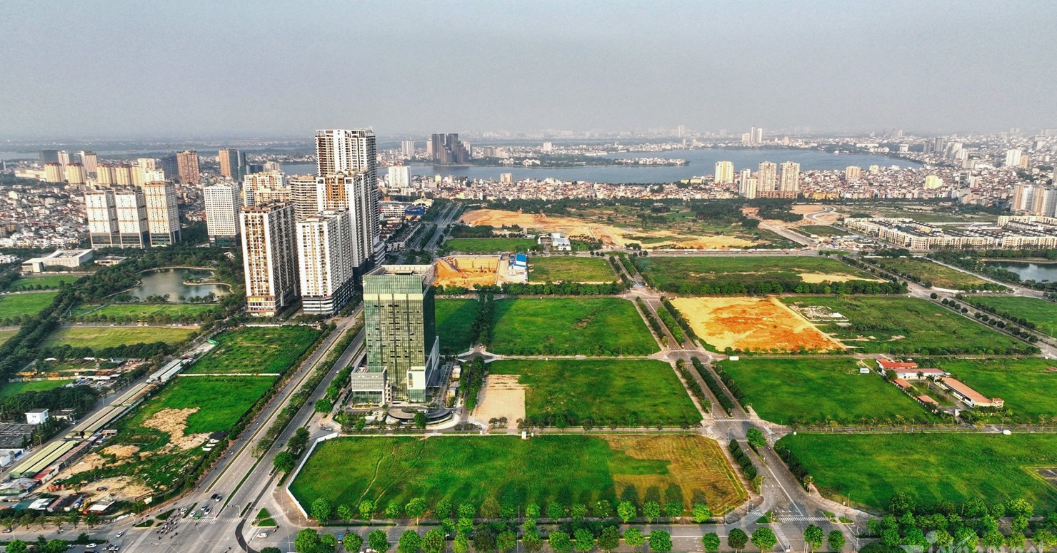 Việc thu hồi đất và bồi thường cho các dự án công cộng cũng trở nên phức tạp hơn khi giá đất tăng cao.