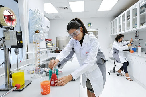 Tiêu chuẩn ISO 17025 có thể áp dụng cho bất kỳ phòng thí nghiệm nào bất kể quy mô hoặc mức độ phạm vi thực hành thử nghiệm.