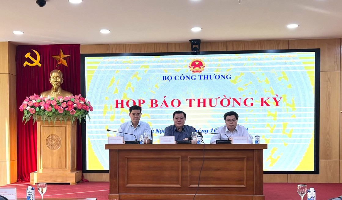 Thứ trưởng Bộ Công Thương Nguyễn Sinh Nhật Tân chủ trì buổi họp báo.