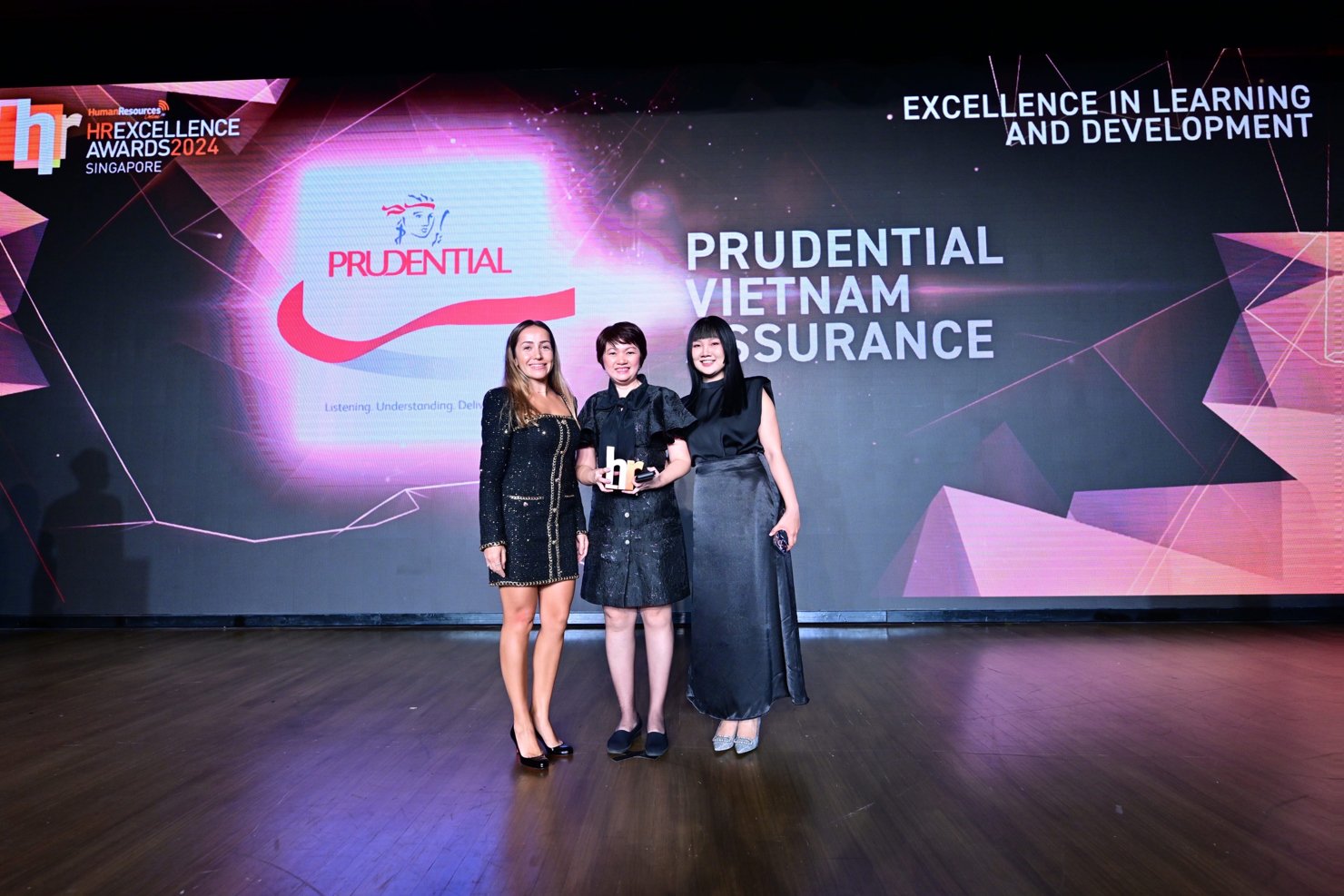 Đại diện Prudential Việt Nam nhận giải thưởng Excellence in Learning & Development tại HR Excellence Award 2024 ở Singapore.