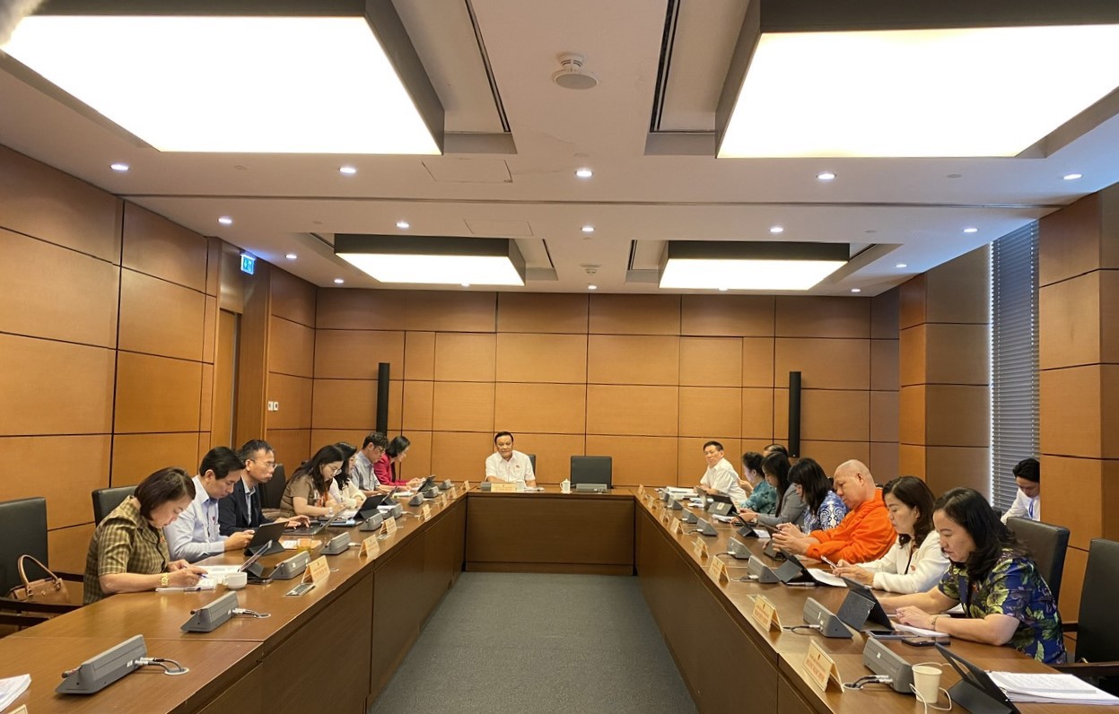 Các đại biểu Quốc hội tại phiên thảo luận Tổ 6. 