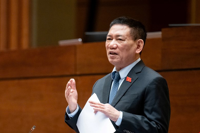 Phó Thủ tướng, Bộ trưởng Bộ Tài chính Hồ Đức Phớc làm rõ các ý kiến đại biểu Quốc hội nêu tại phiên thảo luận sáng 5/11.