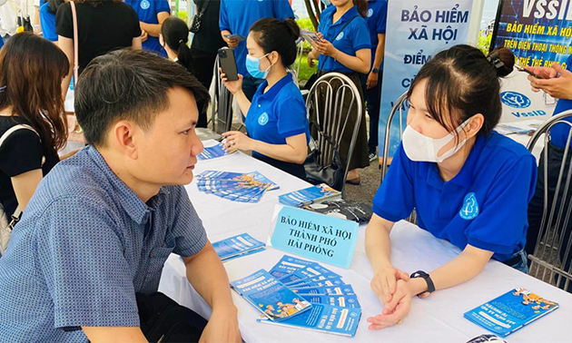 Các bộ, ngành, địa phương tăng cường tuyên truyền các nội dung mới của Luật BHXH để nâng cao nhận thức của người dân.