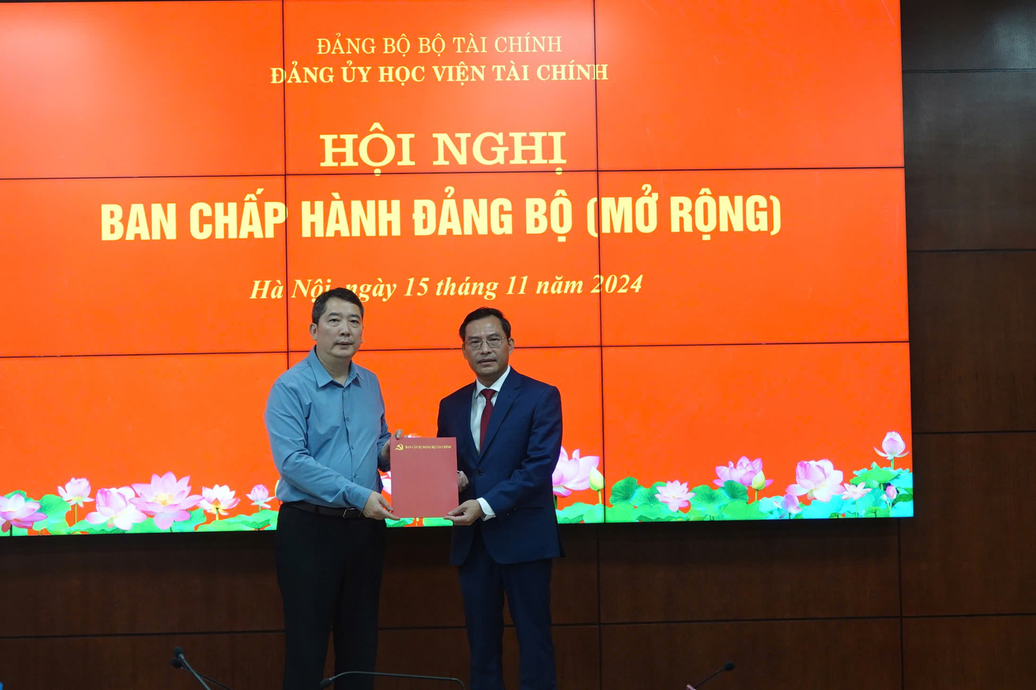 Đồng chí Cao Anh Tuấn – Bí thư Đảng ủy, Thứ trưởng Bộ Tài chính trao Quyết định, tặng hoa chúc mừng đồng chí Nguyễn Văn Bình.