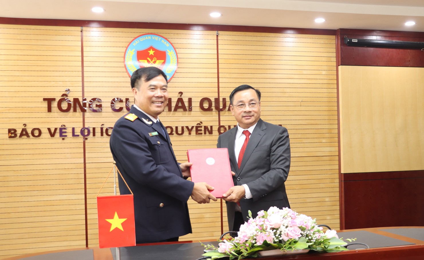 Tổng cục trưởng Nguyễn Văn Thọ và Tổng cục trưởng Phoukhaokham Vannavongxay trao biên bản hợp tác giữa hai bên.