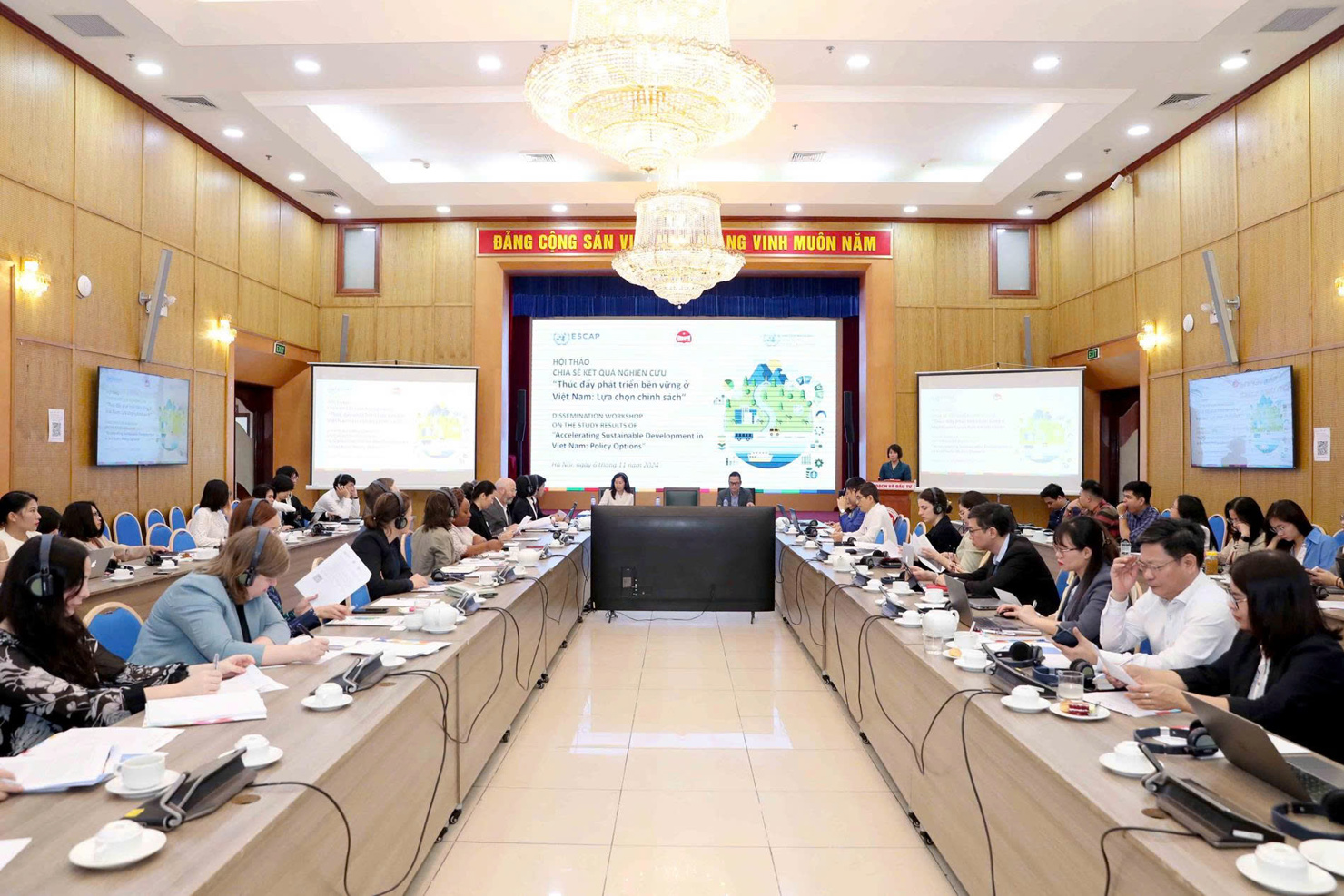 Hội thảo “Chia sẻ kết quả nghiên cứu thúc đẩy phát triển bền vững ở Việt Nam: Lựa chọn chính sách”.