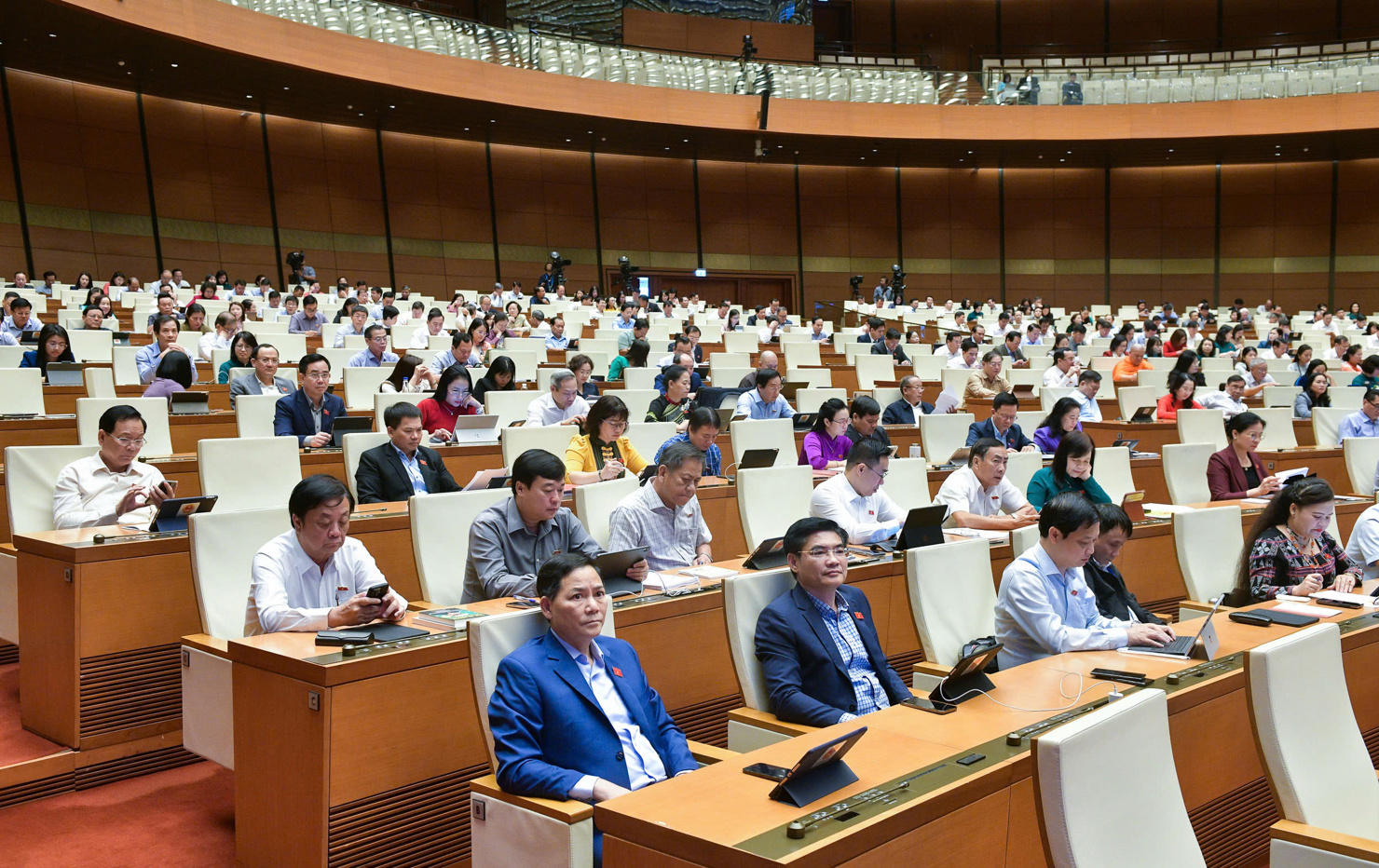 Toàn cảnh phiên thảo luận ở Hội trường Quốc hội sáng 20/11.