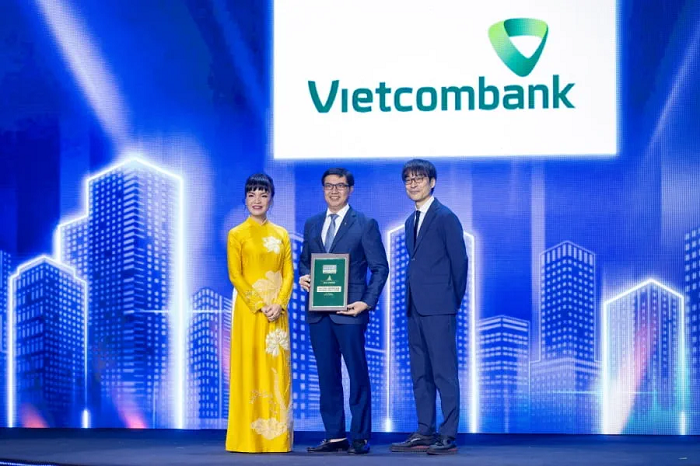 Ông Nguyễn Văn Phương - Phó trưởng Văn phòng đại diện khu vực phía Nam của Vietcombank (đứng giữa) nhận giải thưởng do Ban tổ chức trao tặng