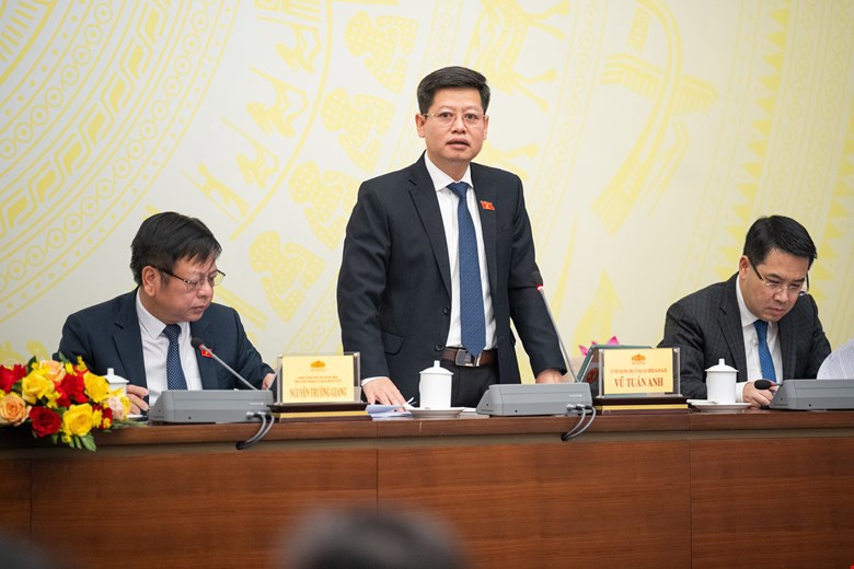 Ông Nguyễn Tuấn Anh - Ủy viên thường trực Ủy ban Tài chính, Ngân sách của Quốc hội trả lời câu hỏi của các phóng viên báo chí.