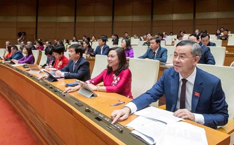 Các đại biểu biểu quyết thông qua Nghị quyết về thí điểm thực hiện dự án nhà ở thương mại thông qua thỏa thuận về nhận quyền sử dụng đất hoặc đang có quyền sử dụng đất.