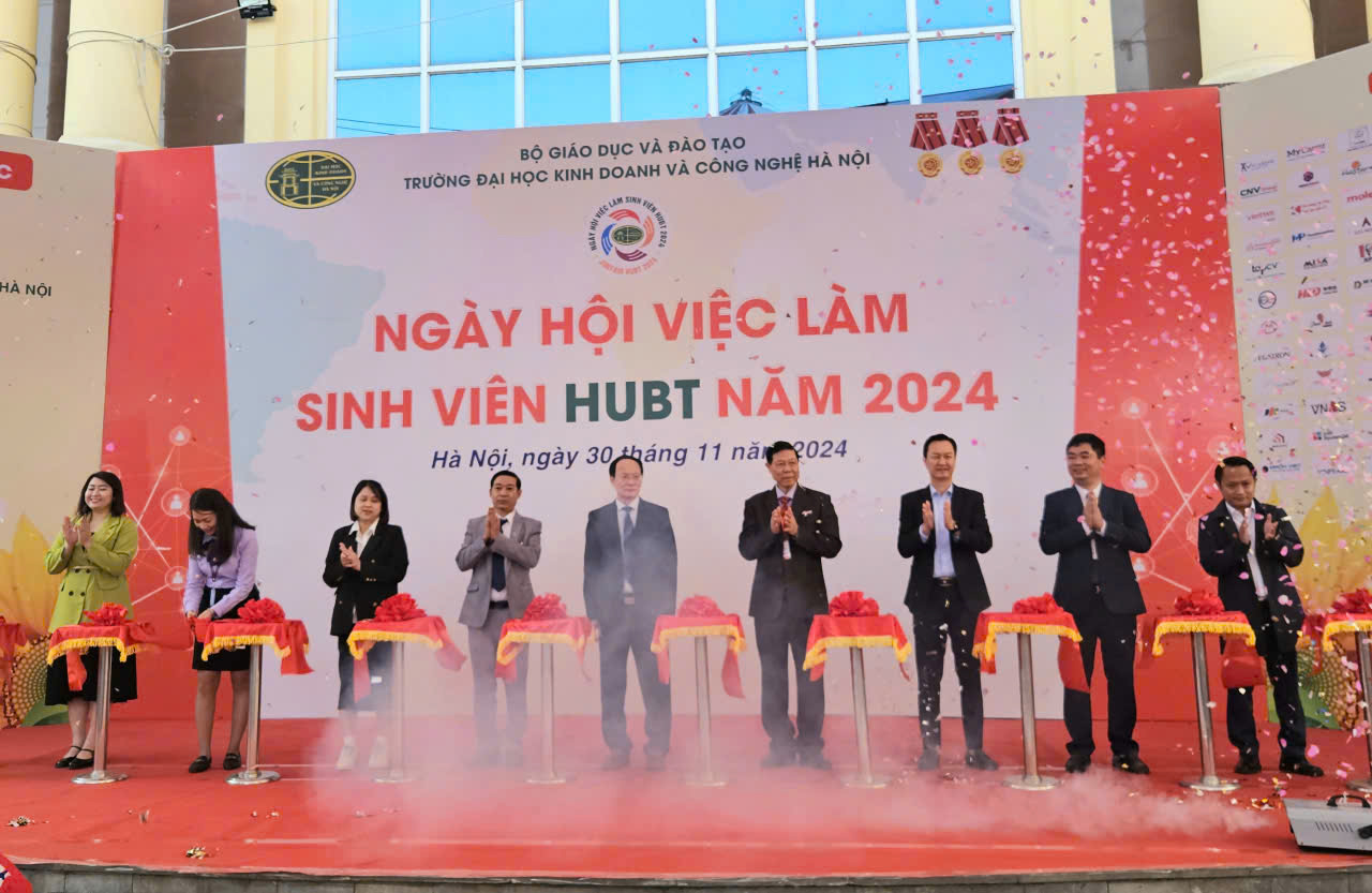 GS., TS. Nguyễn Công Nghiệp, Phó Hiệu trưởng Thường trực nhà trường cùng các đại biểu cắt băng khai mạc