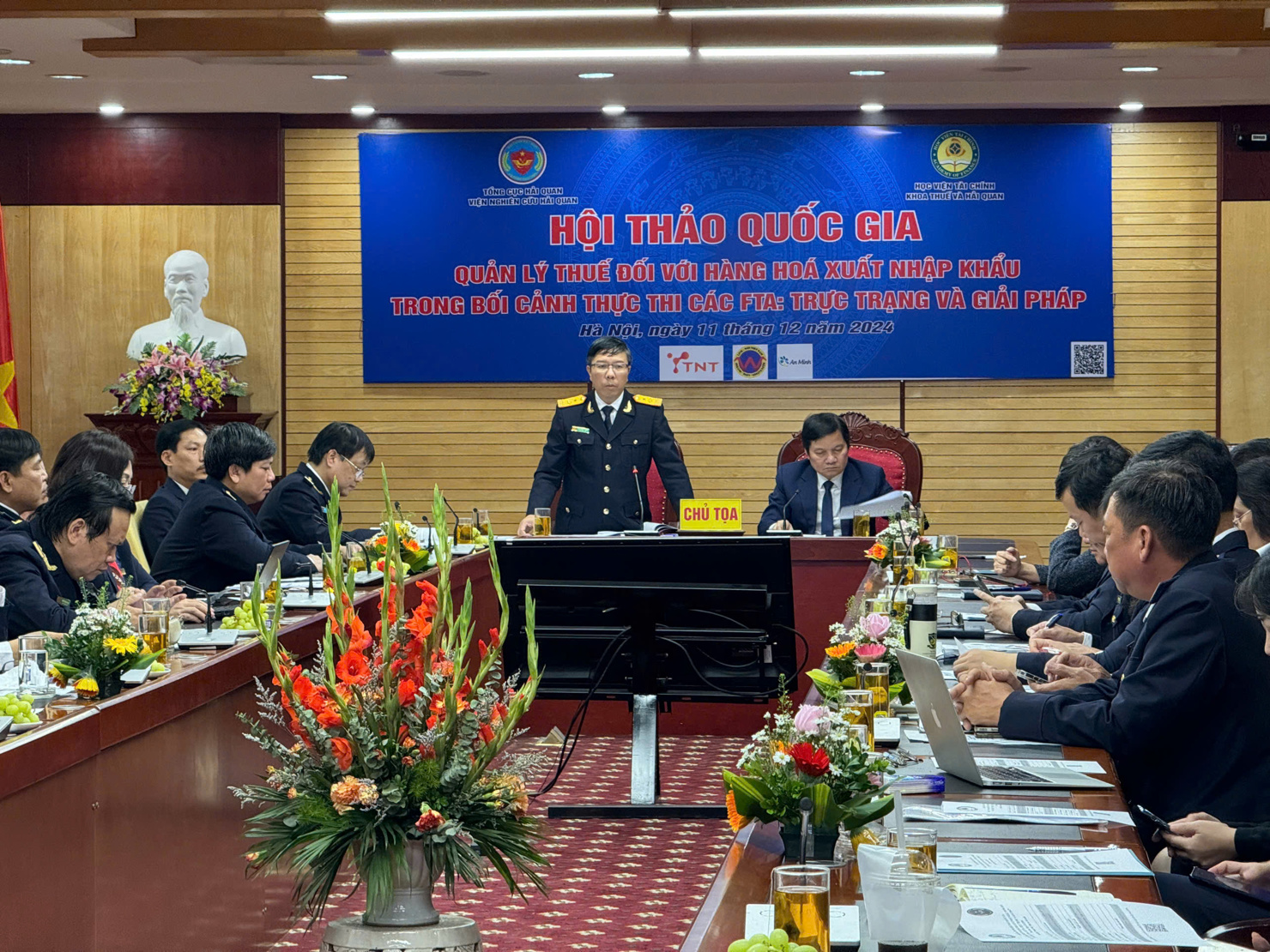 Phó Tổng cục trưởng Tổng cục Hải quan Lưu Mạnh Tưởng đồng chủ trì hội thảo.