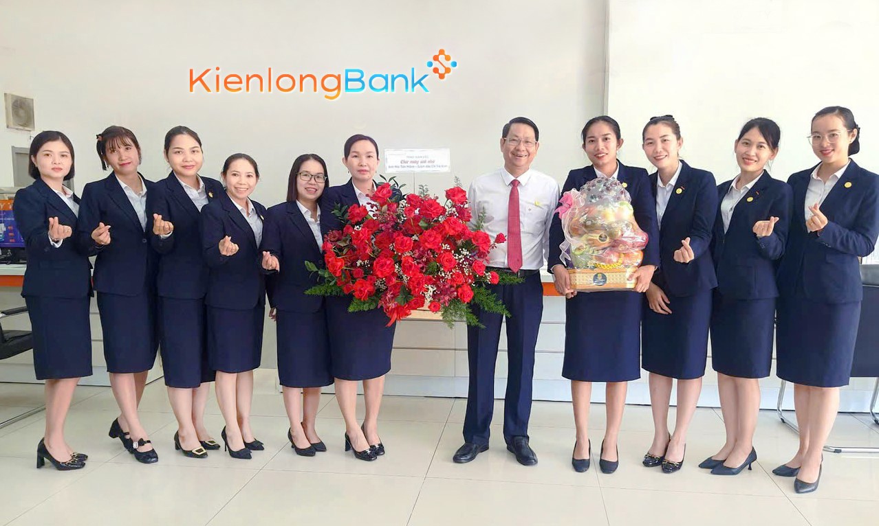 Cán bộ nhân viên KienlongBank Trà Vinh luôn chủ động cập nhật thông tin, tăng cường công tác tuyên truyền, hướng dẫn khách hàng cảnh giác trước các thủ đoạn lừa đảo tinh vi. Ảnh: KLB