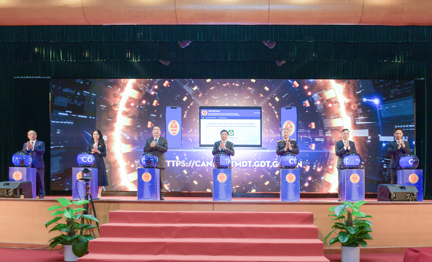 Bộ trưởng Bộ Tài chính Nguyễn Văn Thắng và đại diện lãnh đạo Tổng cục Thuế bấm nút chính thức vận hành Cổng thông tin điện tử dành cho hộ, cá nhân kinh doanh đăng ký, kê khai, nộp thuế thương mại điện tử, kinh doanh trên nền tảng số.