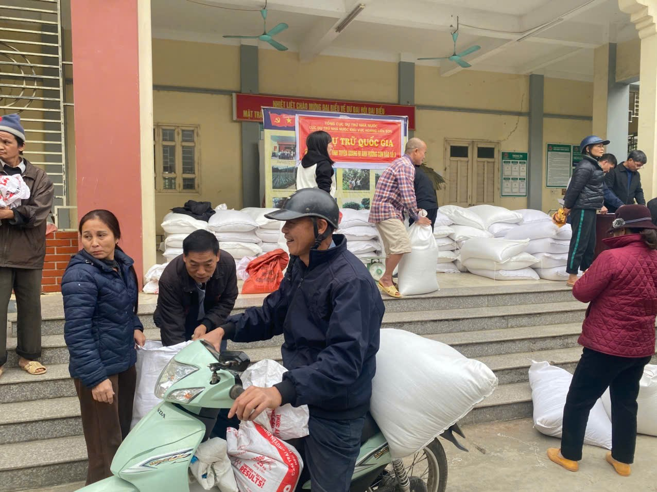 Cục DTNN khu vực Hoàng Liên Sơn vừa hoàn thành xuất cấp hơn 366 tấn gạo hỗ trợ người dân 3 huyện của tỉnh Tuyên Quang bị ảnh hưởng bởi cơn bão số 3.