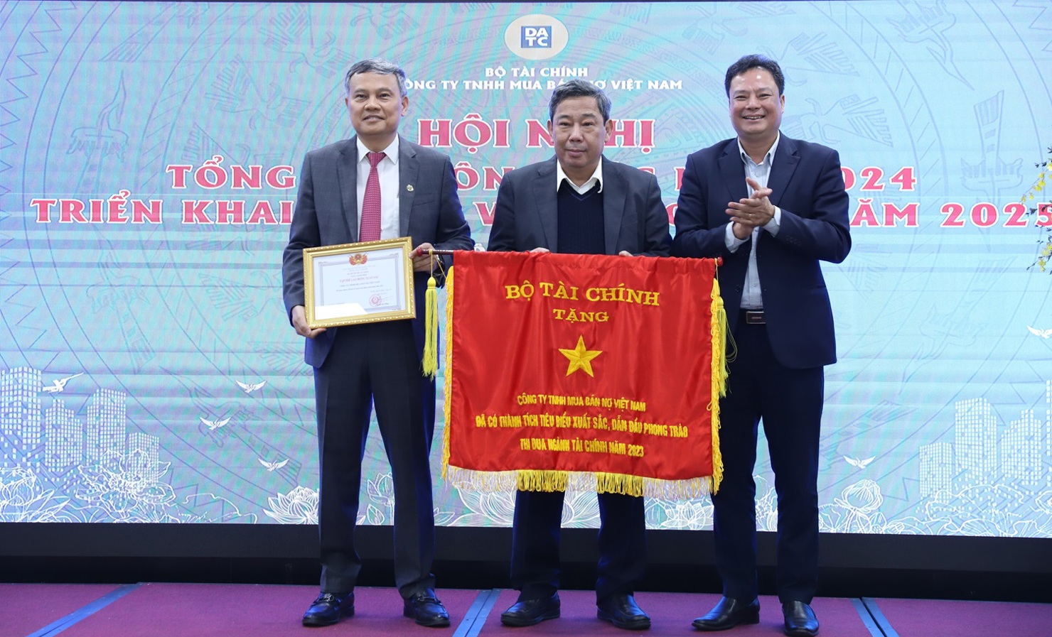 Thay mặt Đảng ủy, Lãnh đạo Bộ Tài chính, Phó Bí thư thường trực Đảng ủy Bộ Đỗ Văn Trường trao tặng Cờ thi đua cho tập thể DATC. 