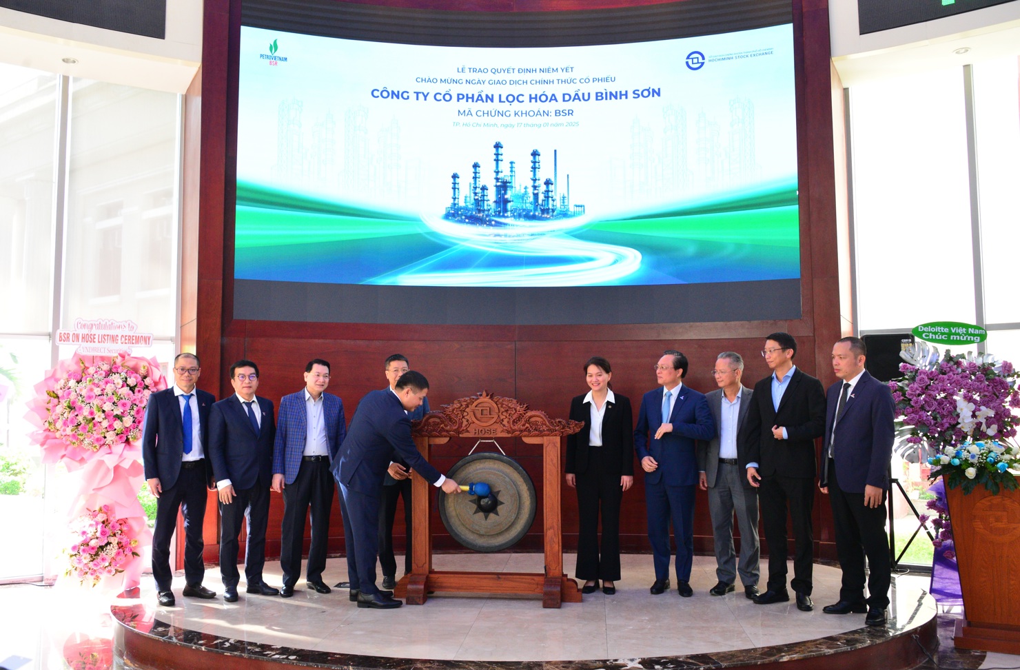 Lễ trao quyết định niêm yết cho Công ty Cổ phần Lọc hóa dầu Bình Sơn và đưa vào giao dịch chính thức hơn 3,1 triệu cổ phiếu BSR.