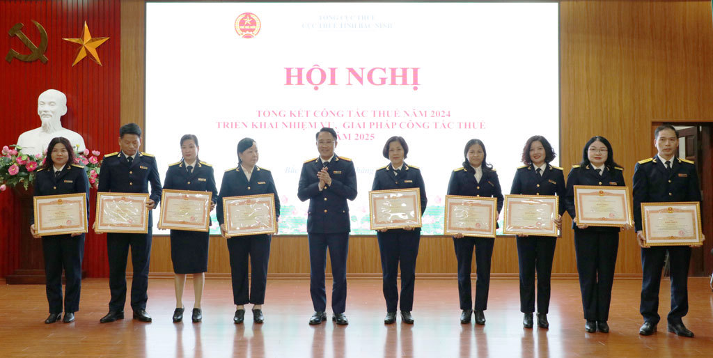 Thừa ủy quyền, Phó Tổng cục trưởng Tổng cục Thuế Mai Sơn trao tặng Bằng khen của Thủ tướng Chính phủ cho các cá nhân có thành tích xuất sắc trong thực hiện công tác thuế.
