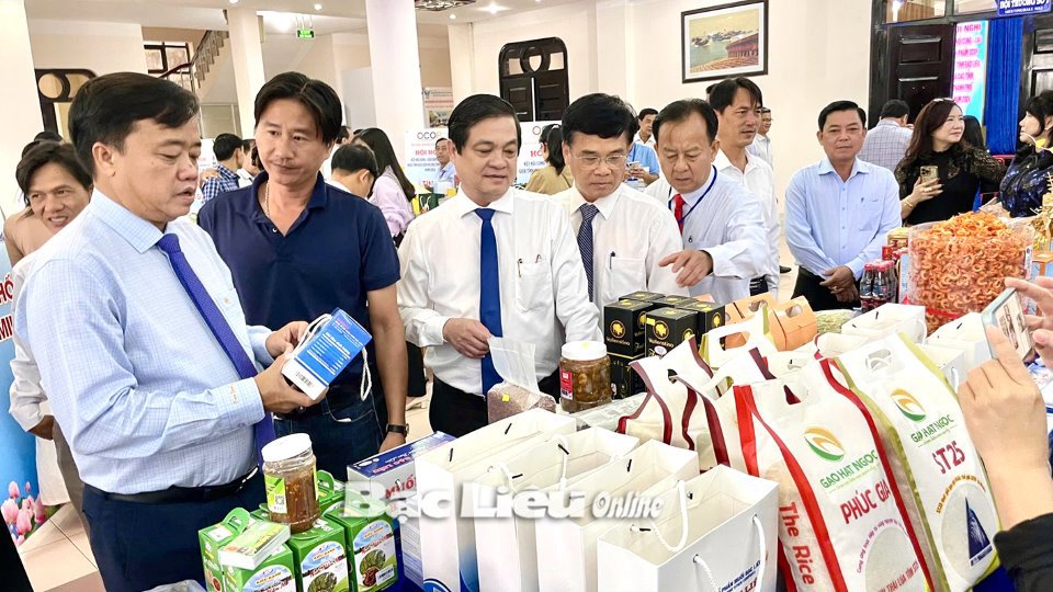 Lãnh đạo tỉnh Bạc Liêu tham quan gian hàng giới thiệu các sản phẩm OCOP của Bạc Liêu. Ảnh: K.T