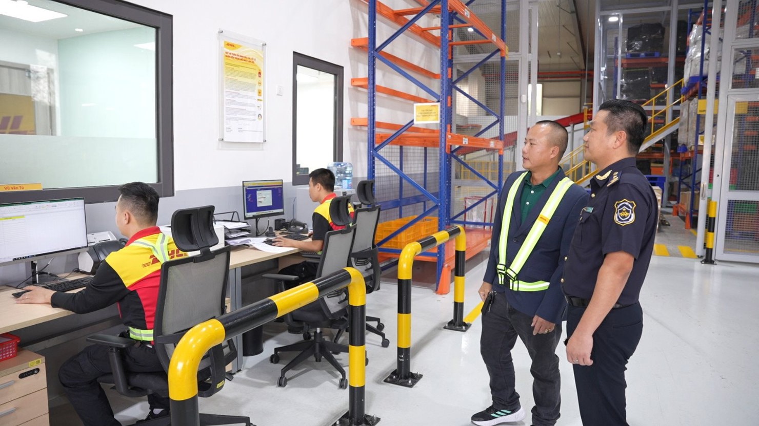 Hàng hóa nhập khẩu trị giá thấp gửi qua dịch vụ chuyển phát nhanh không được miễn thuế GTGT kể từ ngày 18/02/2025.
