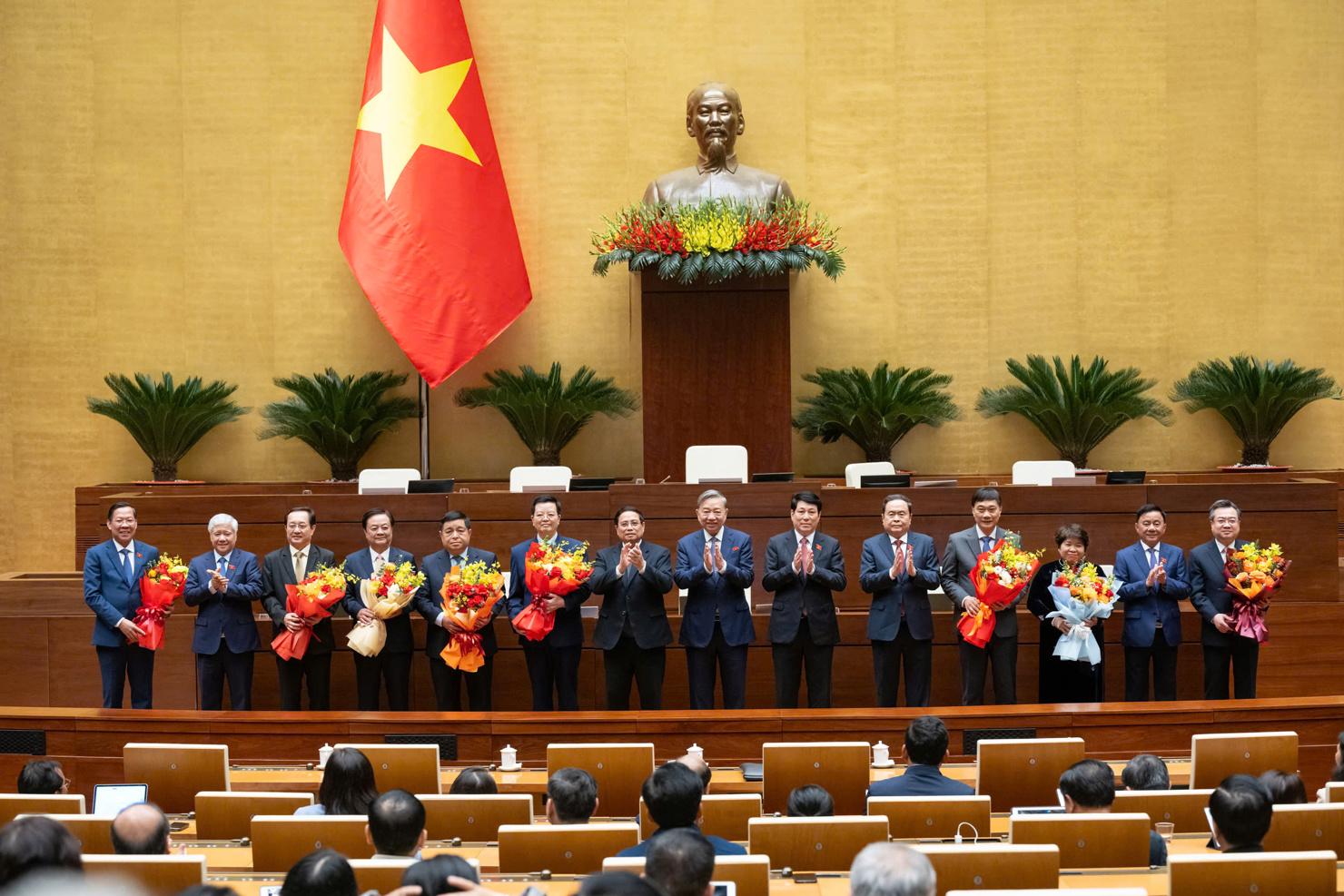 Lãnh đạo Đảng, Nhà nước tặng hoa chúc mừng các đồng chí được bổ nhiệm.