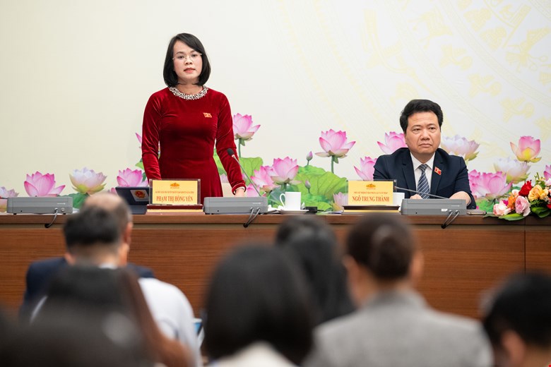 Bà Phạm Thị Hồng Yến - Đại biểu Quốc hội chuyên trách Uỷ ban Kinh tế và Tài chính trả lời câu hỏi của phóng viên.