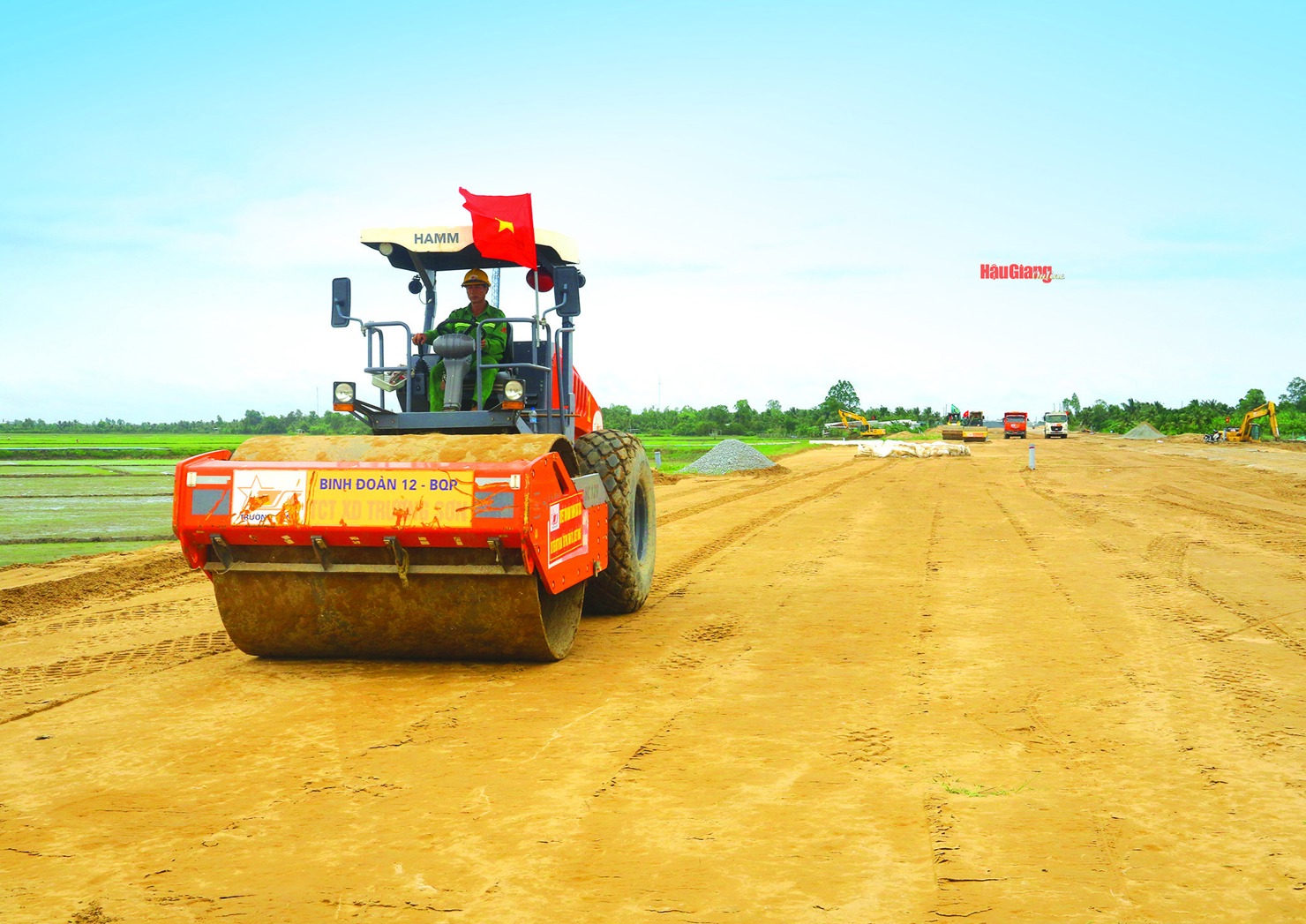 Ngành chức năng Hậu Giang đang phối hợp với các đơn vị liên quan đẩy nhanh tiến độ thi công dự án đường cao tốc đoạn đi qua địa bàn tỉnh Hậu Giang. Ảnh: Hữu Phước