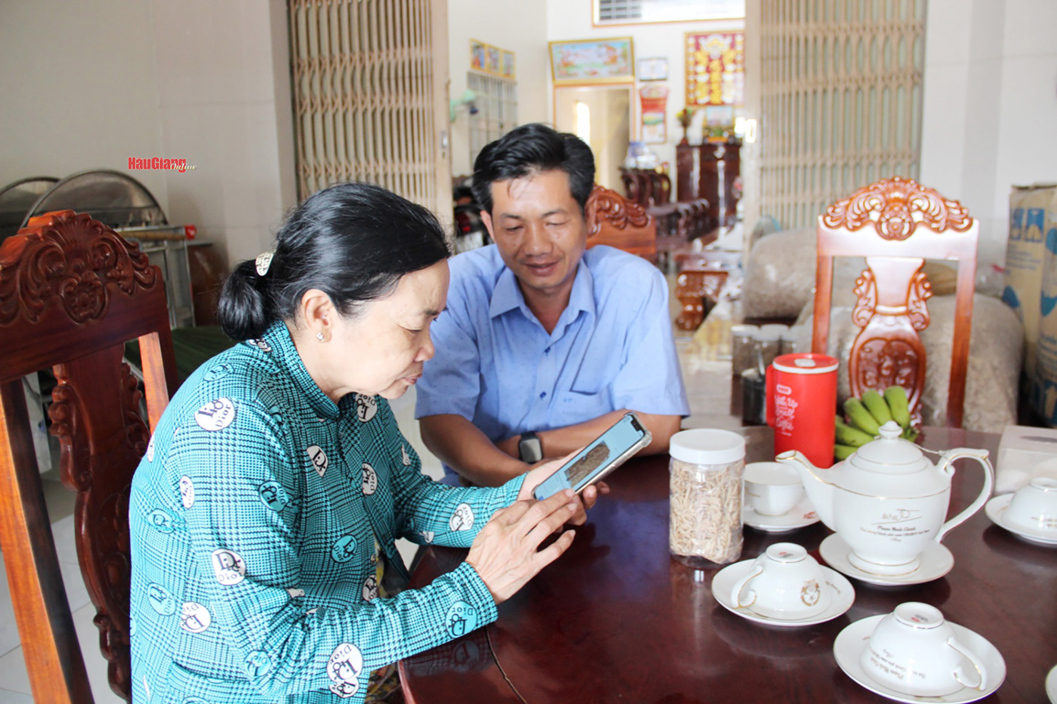 Chỉ vài thao tác trên điện thoại thông minh, bà Nguyễn Ánh Nguyệt, chủ Cơ sở trà mãng cầu Ánh Nguyệt, có thể bán được hàng qua sàn giao dịch thương mại điện tử. Ảnh: Mỹ An