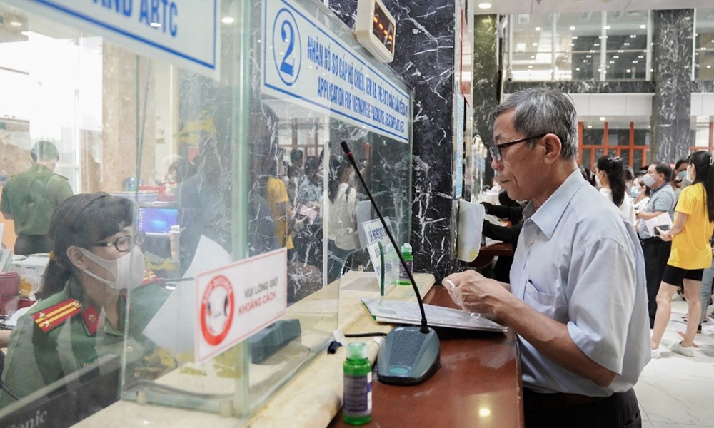 Theo quy định mới, cá nhân, chủ hộ kinh doanh nợ thuế từ 50 triệu đồng trở lên quá hạn trên 120 ngày sẽ bị tạm hoãn xuất cảnh. Ảnh: Internet.